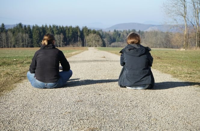 Freundinnen auf Abstand